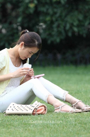 街拍略显保守的短袜凉鞋女孩