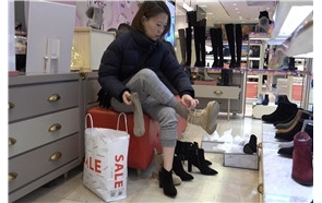 4K – 试鞋的成熟美妇 [777 MB/MP4]