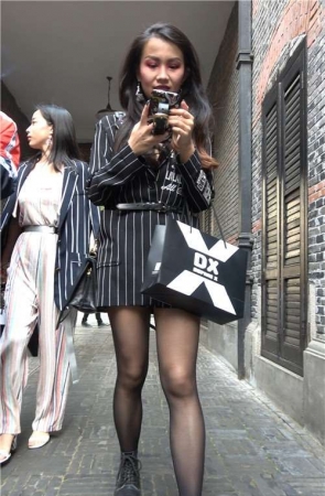 4K – 黑丝美腿时尚街拍美女 [0.99 GB/MP4]