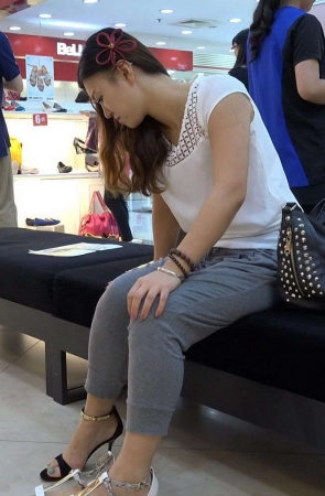 4K – 鞋店试鞋的美足妹子 [1.58 GB/MP4]