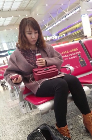 棕色皮鞋黑色紧身裤文静街拍美女