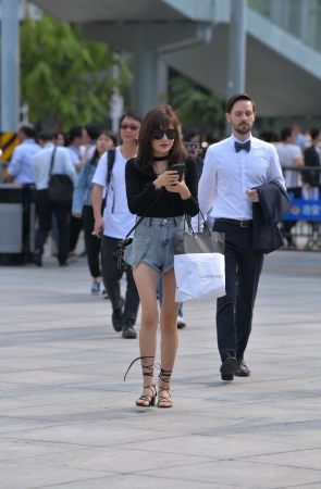 热裤美腿走楼梯