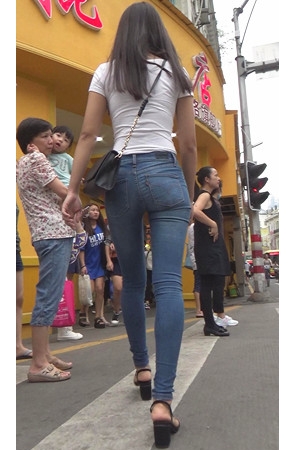 街拍苗条的牛仔紧身小妹