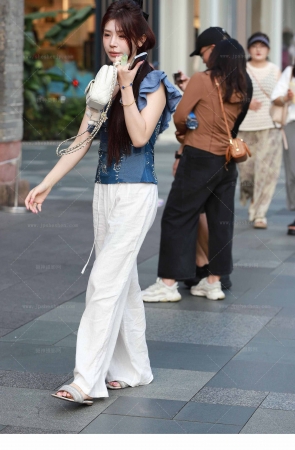 蓝色碎花斜肩T恤