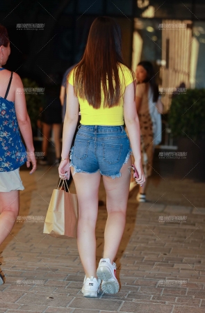 第1393篇短小热裤美女