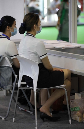 案 场客 服经理肉 丝高 跟脱鞋休息