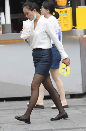 【珏一笑而过】诱惑黑丝街拍OL