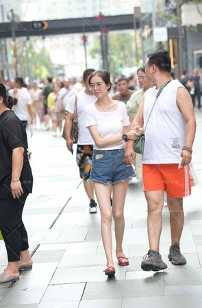 街拍平底鞋热裤眼镜妹 [19P]