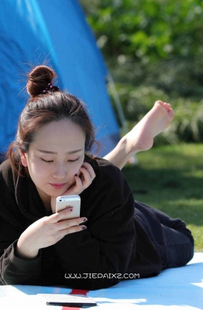 草地上的韩系风少女