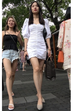 白色连体裙美女[1.68G/MP4]