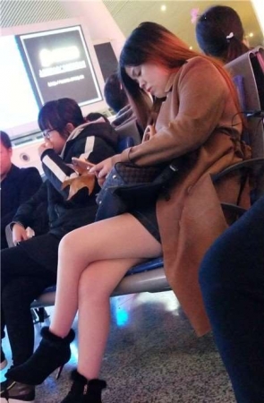 4k-候车室的长外套街拍肉丝长腿熟女