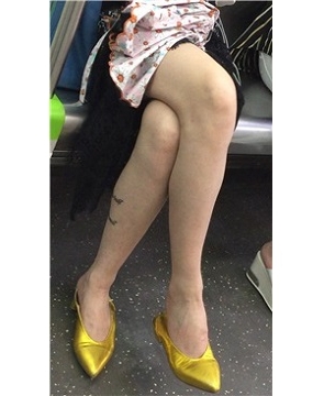 雪白美腿性感金色鞋美眉