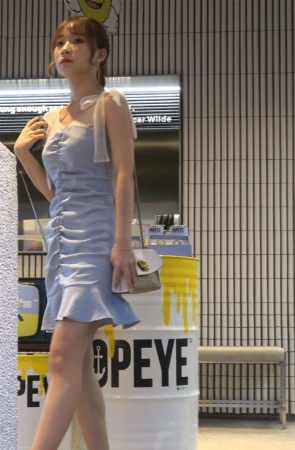 性感短裙高跟美女商店坐姿