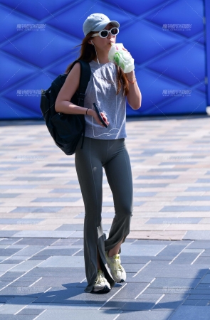 柠檬茶紧身裤美女