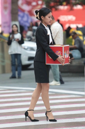 诱惑肉丝高跟街拍OL-14P