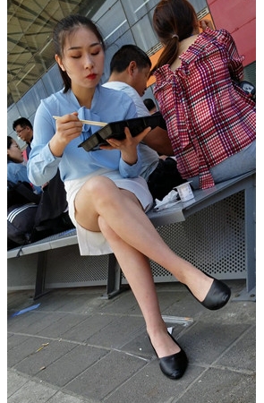 干饭的美腿小姐姐