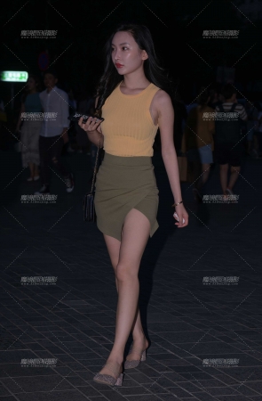 夜拍之健步如飞的美貌大长腿