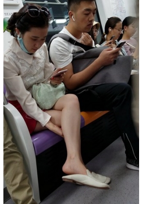 4K – 玩手机的美腿mm [496 MB/MP4]