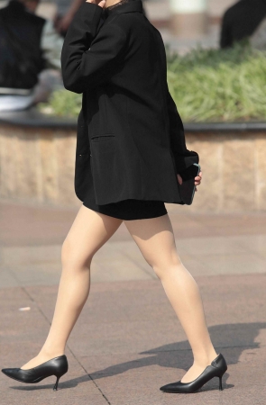 诱惑肉丝高跟街拍少妇-17P
