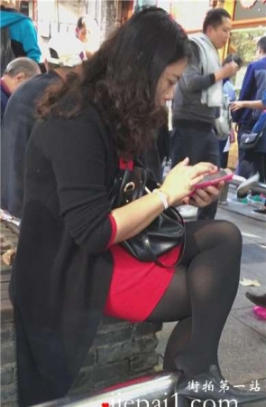 逛街累了歇歇脚的黑丝熟女，超级有韵味