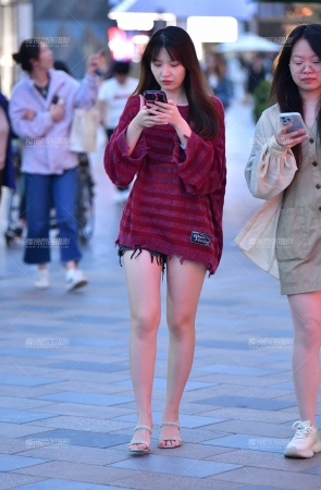 文静高跟热裤美女