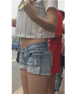 街拍公交站等车的热裤短牛仔小妹 [3.15 GB]