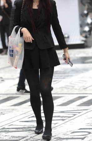 诱惑街拍黑丝少妇-13P