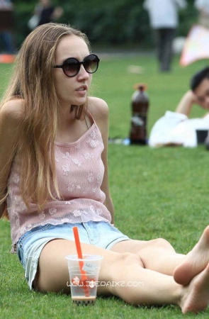 高颜值洋妞，这美腿无敌了。