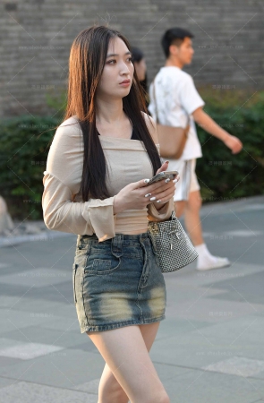 25520-15=63√牛仔短裙美腿小姐姐 10P