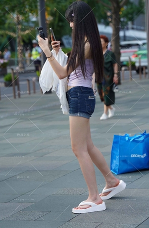 街拍牛仔热裤妹纸