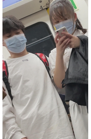 玩手机的白裙妹子