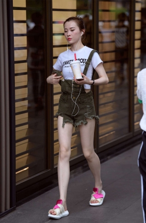 听歌的长腿牛仔热裤美女