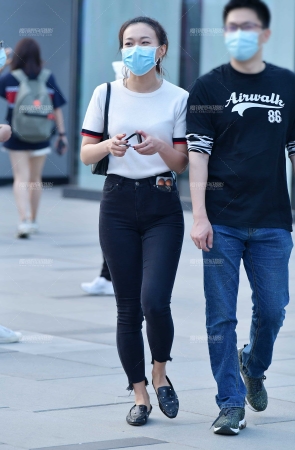 开心牛仔紧身美女