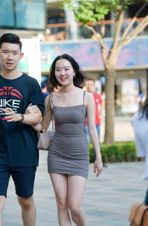 街拍灰色吊带抹胸裙女友