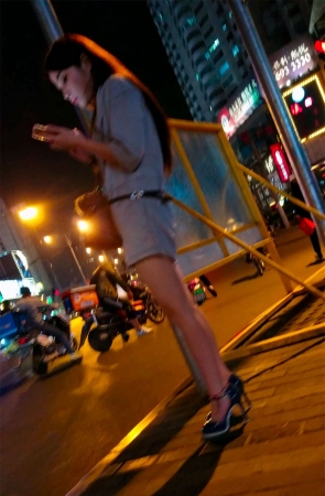 夜晚灰色短裤高跟极品长腿漂亮美少妇