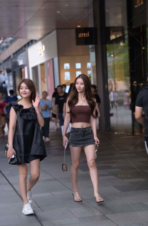 街拍牛仔超短裙美腿小姐姐