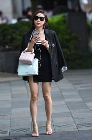 对面的短裙高跟