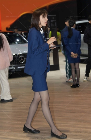 24611-40=53√好几个黑丝销售呢～ 11P