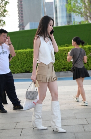 白皙大长腿，长靴甜美小仙女