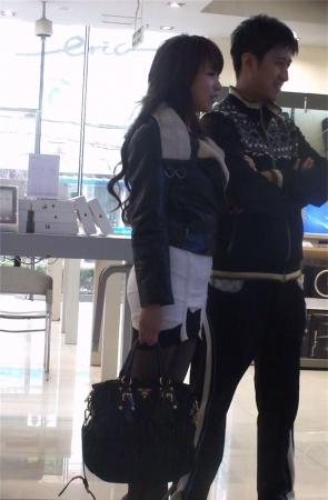 极品白色包臀裙黑丝高跟美女