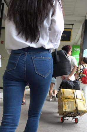 超紧白衬衫紧身蓝牛街拍美臀