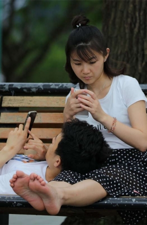 No811 脱鞋上椅，再把腿伸直，这就对了