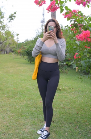 黑色紧身瑜伽裤美女