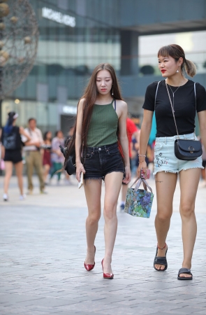 热裤高跟，美腿小姐姐