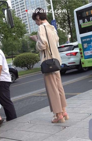 短发小姐姐不但人长得清秀，一双粉嫩玉足更是令人垂涎