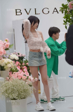 拍照的牛仔短裙妹子