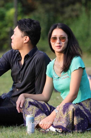 青青草地上的情侣