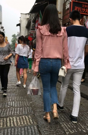 紧身蓝色牛仔裤美臀美女