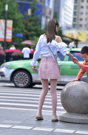 街拍粉色裙穿丝的宝妈 【图片➕视频】