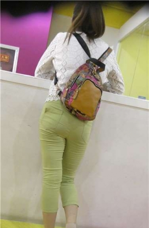 4k超清，丰臀丝足少妇等待小孩玩耍